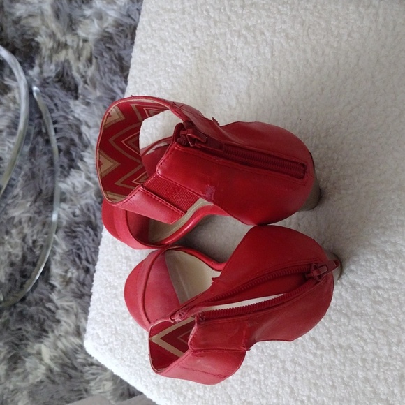 Shoes - Picture 3 of 4